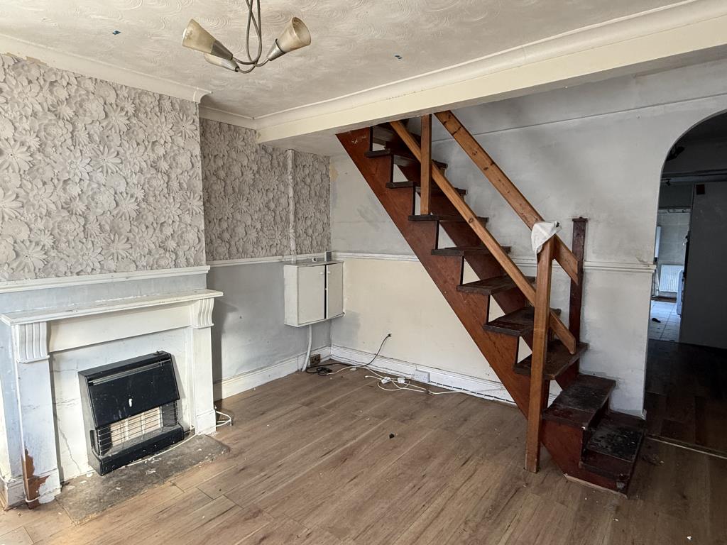 Lot: 134 - HOUSE IN NEED OF REFURBISHMENT - Living Room in house in need of refurbishment